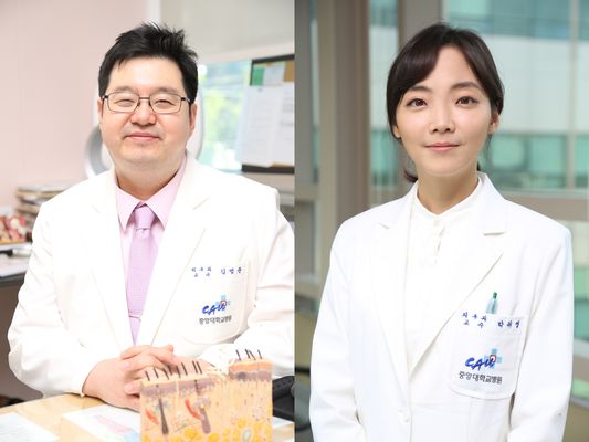 사진 - (좌측부터 중앙대학교병원 피부과 김범준교수, 박귀영 교수)