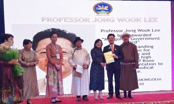 몽골 대통령 및 보건부 장관 훈장을 받고 기념사진을 찍은 이종욱 교수 (우측 두 번째)