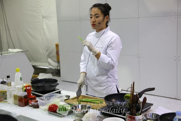 21일 오후 순창발효소스EXPO 이벤트홀에 딤섬의 여왕 정지선 셰프가 요리를 설명하고 있다.
