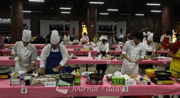 순창장류축제에서 펼쳐진 교촌과 함께 하는 순창발효소스경연대회에서 참가자들이 요리를 선보이고 있다.