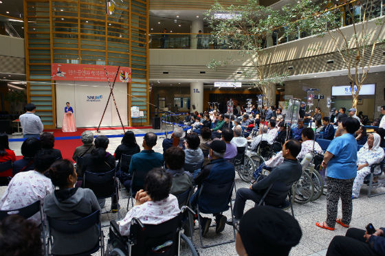 지난 19일 분당 서울대병원에서 열린 스프링 카니발 '민속공연과 행복한 한마당'