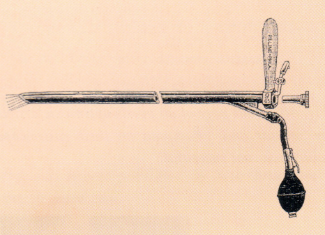 그림 11. Chevalier-Jackson의 위내시경(1907). 시각적으로 도움을 받기 위해 끝에 조명이 달린 튜브로 제작되었다. 식도경과 비슷하나 더 길었고 공기주입 없이 위 검사가 가능하였다. 내시경에 장착된 얇은 외부를 통해 지속적인 흡인이 가능하였다.