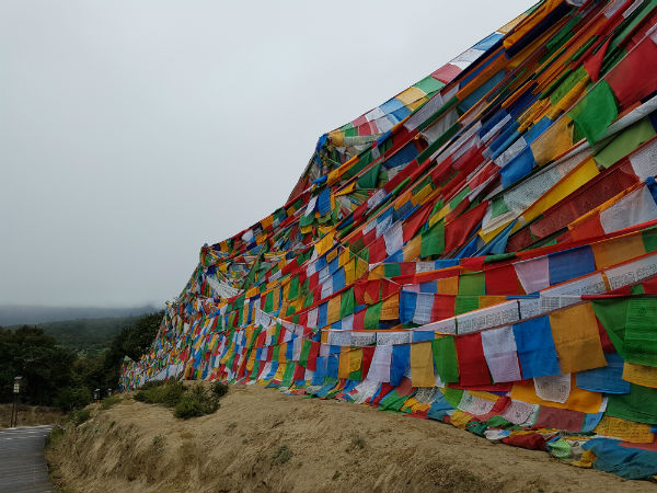 티베트 불교의 결계기. 일반적으로 종교적 의미가 있는 곳을 표시하는 방식이다.