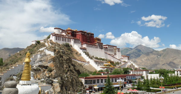 티베트의 중심 포탈랍궁, 깎아지른듯한 절벽에 세워진 거대한 건축물의 장엄한 모습이 돋보인다.
