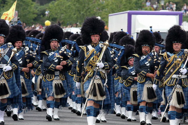 스코틀랜드 전통의상 킬트를 입고 행진하는 모습, 이미지 출처 Euro Festivals