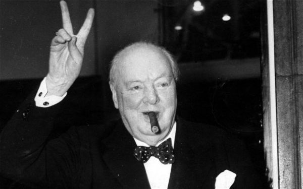 ▲ 윈스턴 처칠의 승리의 V자 (사진제공: 구글)