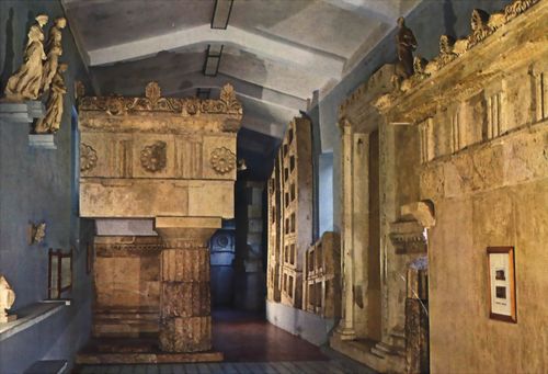 ▲ ‘아스클레피오스 박물관 내부에 진열된 발굴된 유물’