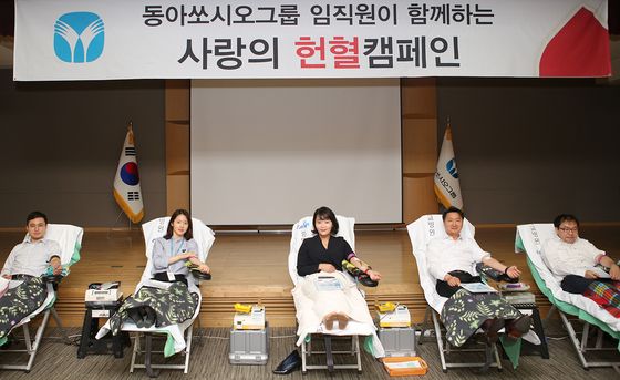 ▲ 동아쏘시오그룹 사랑의 헌혈 운동에서 동아쏘시오그룹 임직원들이 헌혈을 하고 있다.
