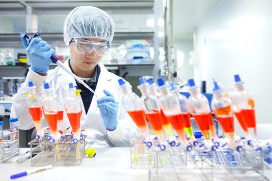 ▲ SK바이오사이언스 연구원이 세포배양 독감백신 생산을 위한 연구를 진행하고 있다