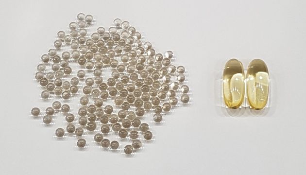 ▲ 기존 오메가-3 제품(오른쪽)과 오메틸큐티렛연질캡슐(왼쪽) 비교