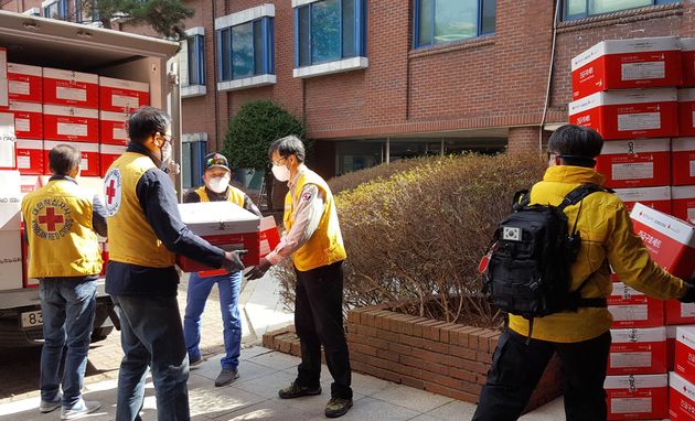 서울시 생활치료센터에 구호품을 전달하는 적십자 봉사원들