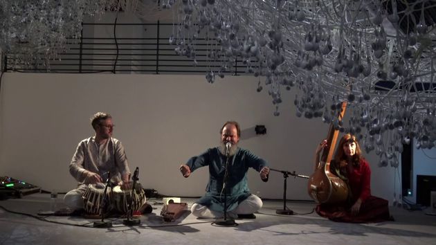 퐁피두 센터 내 연주 장면 스틸컷, 가운데 Michel Guay 보컬, (좌)인도 타악기 타블라, (우)현악기 탄푸라 / 이미지출처 YouTube