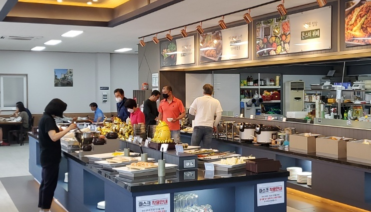 드루와한식뷔페는 울산 북구의 새로운 명소로써, 한식과 일식, 중식의 일품요리 100여종을 만원이라는 합리적인 비용으로 즐길 수 있다.