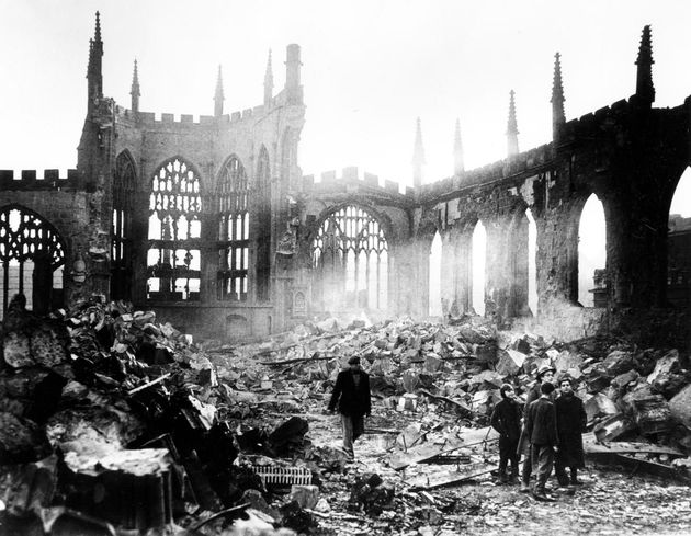 독일군의 공습으로 폐허가 된 성 미카엘 대성당