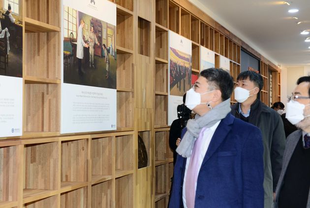 연세의료원 대외협력처장 구성욱(왼쪽)이 메디테리움 의학박물관에서 전시 중인 세브란스 근대화 역사 기록화를 관람하고 있다.
