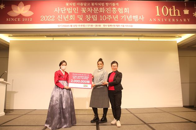 송희자 회장(왼쪽 첫번째)이 에디오피아 라이트스쿨 관계자에게 교육비 지원 후원금을 전달하였다.