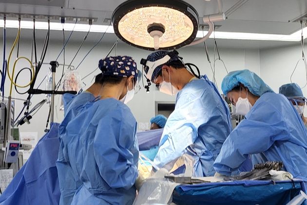 부천세종병원 흉부외과 김동진 과장(오른쪽)이 수술을 집도하고 있다