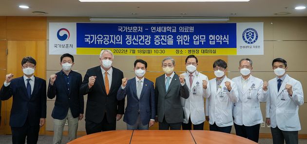 윤동섭 의료원장(오른쪽에서 다섯 번째)과 박민식 국가보훈처장(왼쪽에서 네 번째)이 협약식에서 기념 촬영을 진행 중이다.