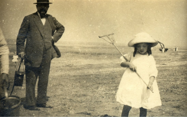 드뷔시와 그의 딸 슈슈 1911년 사진 ㅣ이미지출처 Google Arts & Culture