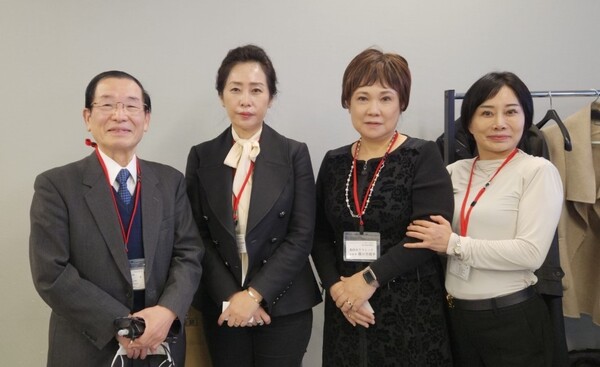 좌측으로부터 오치아이 아키라 회장, 이유리 이사, 후지카와 마키코, 우시지마 키코