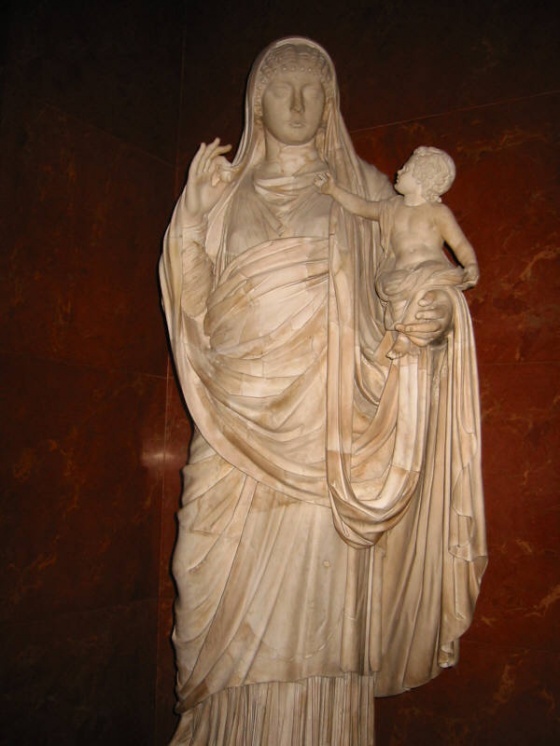 그림 1. 아그리피나가 어린 네로를 안고 있는 동상