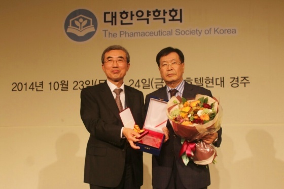  대한약학회 추계학술대회에서 신약기술개발대상을 수상한 이종욱 사장(오른쪽)