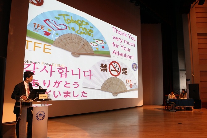 ▲일본의 금연운동 사례에 대해 강의하고 있는 모습